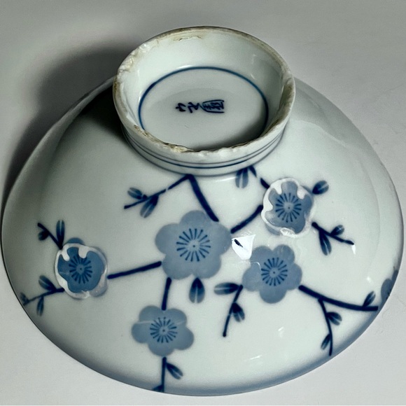 VINTAGE JAPANESE RICE BOWLS / Blue Cherry Blossom Decoration / Chips On Bottom - Picture 6 of 11